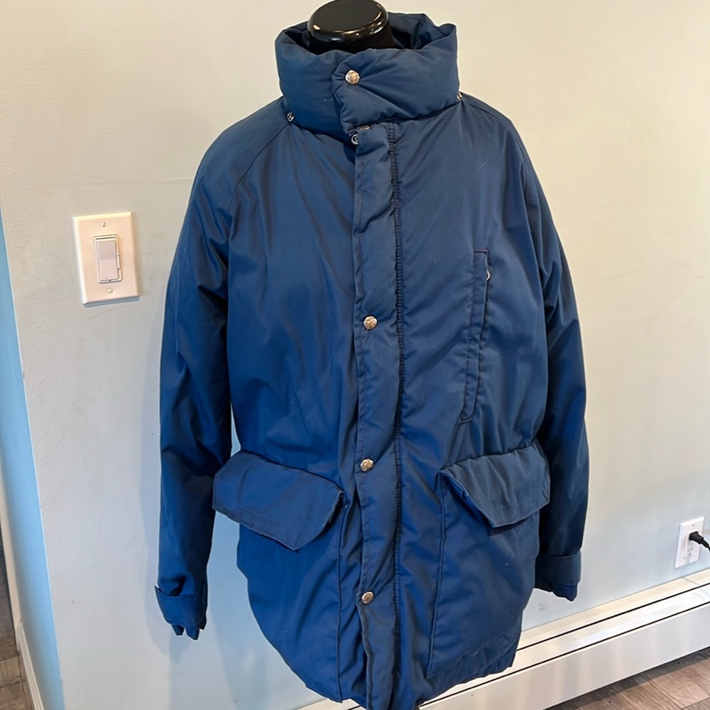 Men’s blue North Face heavy coat sz L